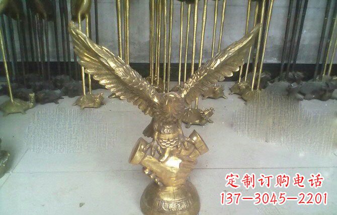 信阳大展宏图老鹰铜雕展现雄鹰的威严和气势