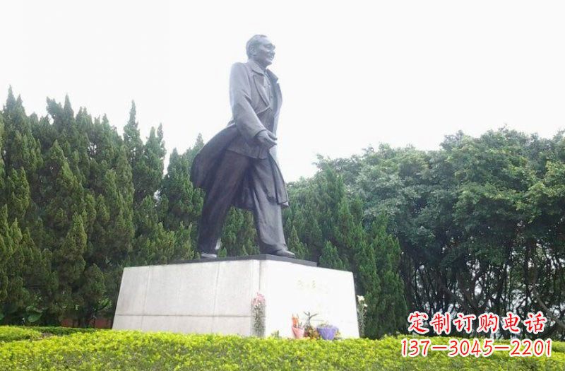信阳邓小平铜雕