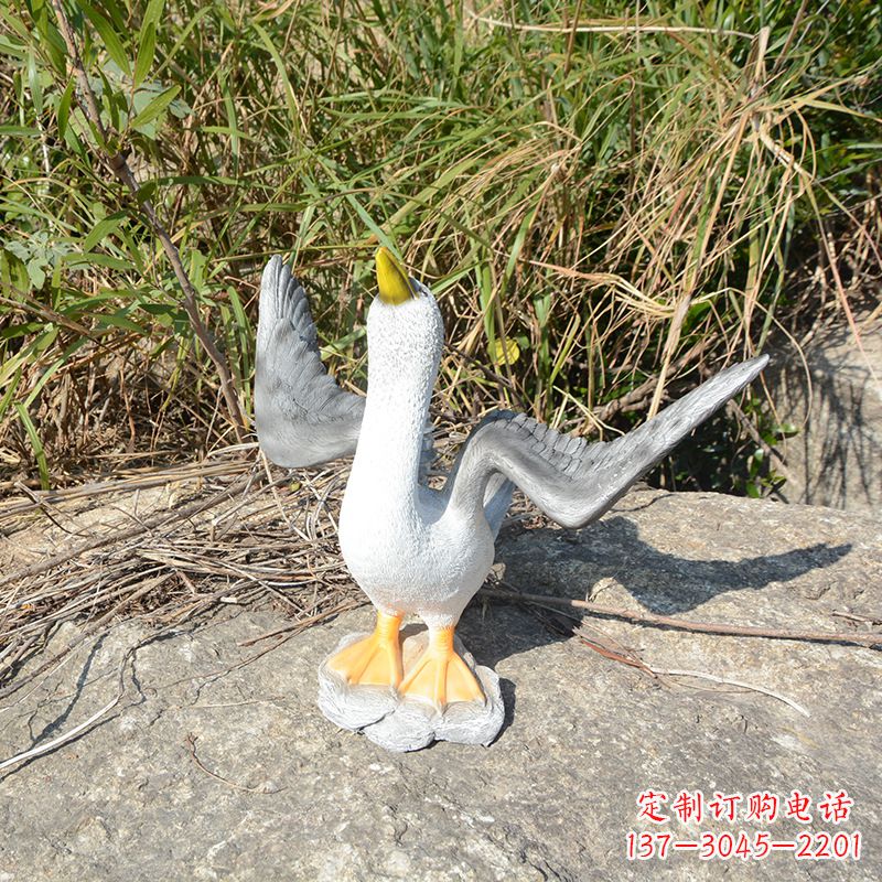 信阳雕塑少女与和平鸽