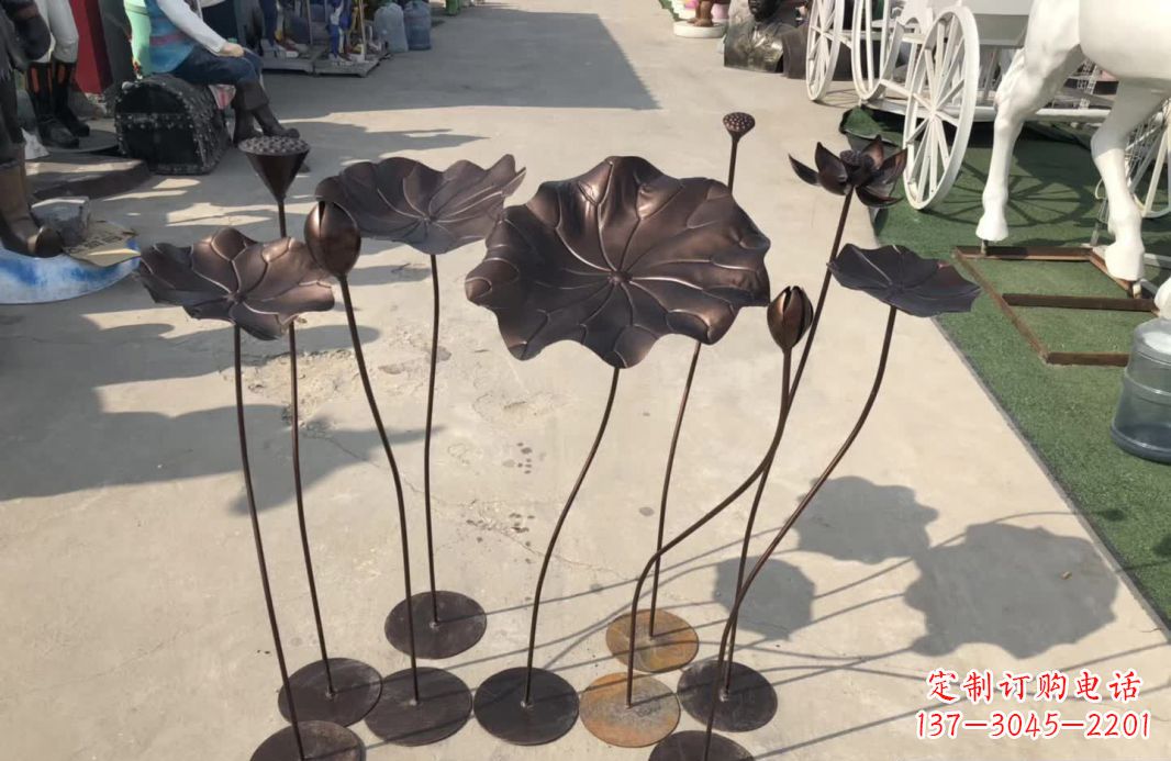 信阳锻铜园林异彩纷呈的荷花雕塑