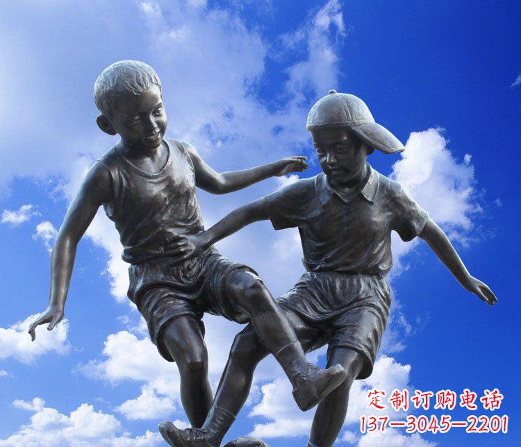 信阳校园玻璃钢仿铜儿童踢球景观雕塑