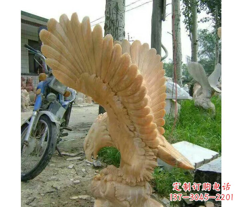信阳飞翔老鹰石雕