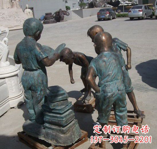 信阳童话般的梦幻小孩铜雕塑