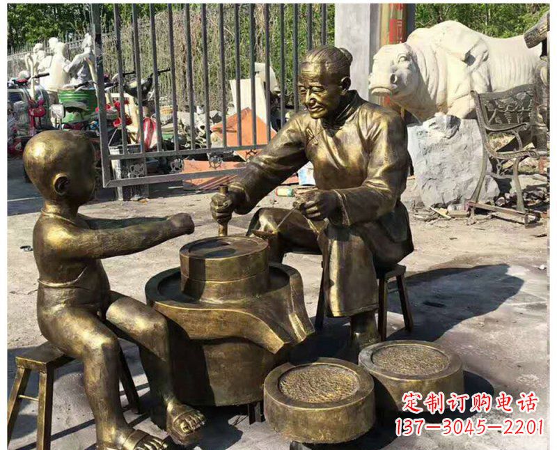 信阳传承传统,细节丰富的把老人磨豆浆雕塑