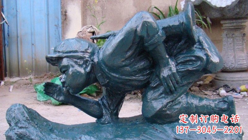 信阳传统文化符号——小红军冲锋号雕塑