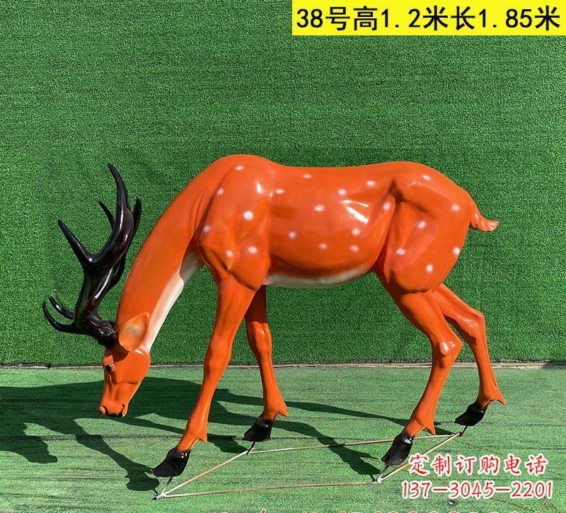信阳以玻璃钢精心制作的梅花鹿雕塑