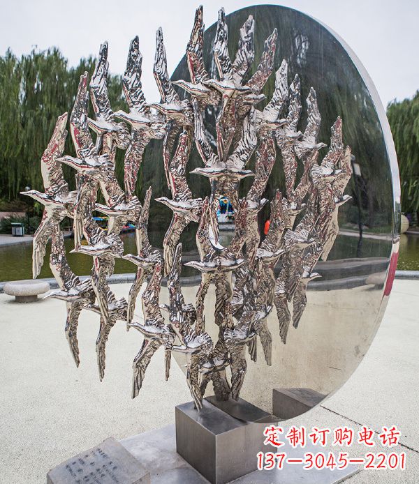 信阳欣赏鸽子轻盈的美丽——不锈钢动物鸽子雕塑