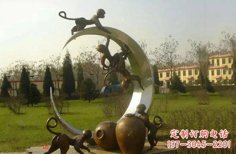 信阳不锈钢猴子拉月亮雕塑