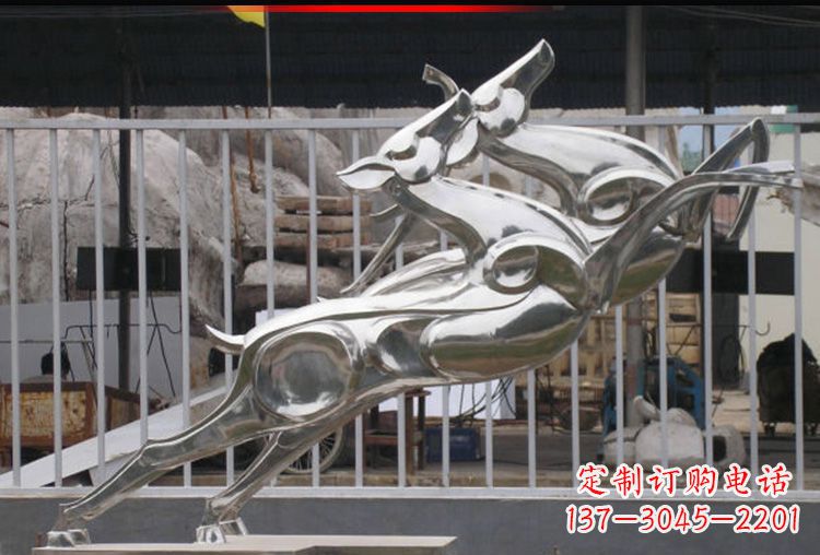 信阳梅花鹿不锈钢高光大型雕塑