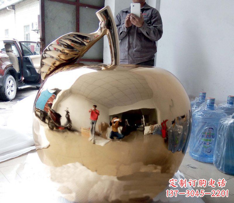 信阳精美的不锈钢镜面苹果雕塑