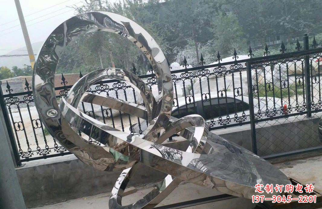 信阳宁静湖畔,圆环景观雕塑助公园璀璨