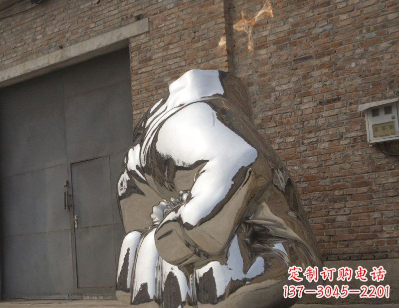 信阳冰冷威力,让精神抖动的不锈钢拳头雕塑