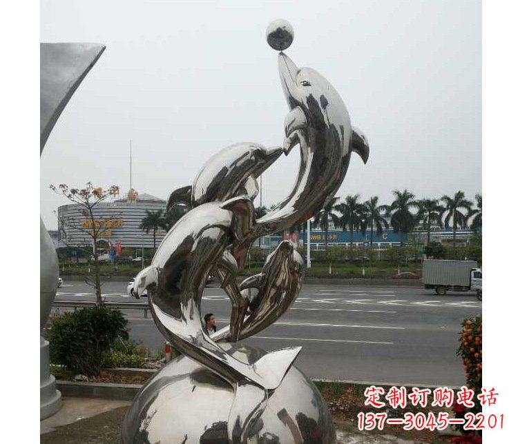 信阳海豚雕塑多功能不锈钢跳跃玩球