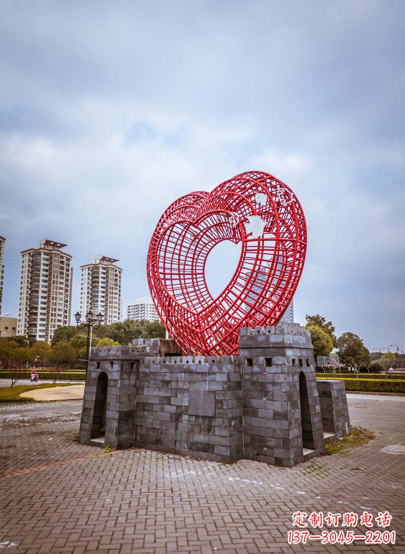 信阳拥抱和平的心以心型和平鸽雕塑传递心意