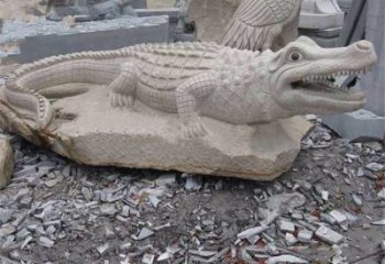 信阳鳄鱼黄沙岩动物石雕精致装饰您的家