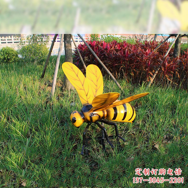 信阳公园草坪动物插件,仿真大马蜂玻璃钢雕塑