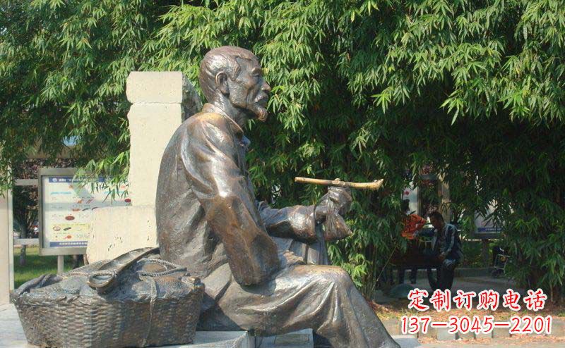 信阳老人小品铜雕抽袋烟的智慧与景仰