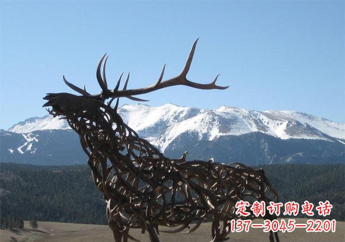 信阳公园抽象鹿动物铜雕