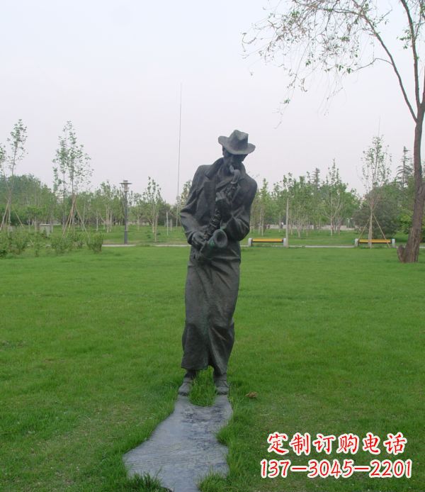 信阳公园吹萨克斯人物铜雕