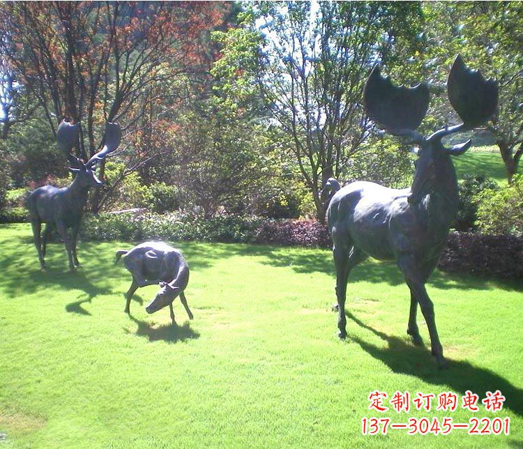 信阳以传统工艺铸造大角鹿铜雕