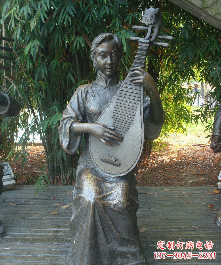 信阳精美绝伦的琵琶女郎铜雕