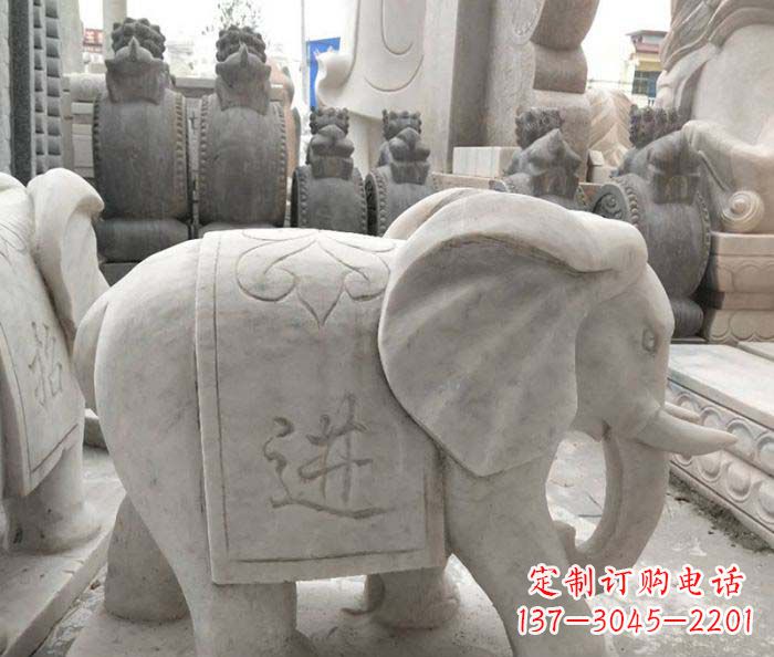 信阳公园动物石雕小象