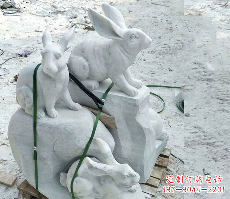 信阳活泼可爱的兔子雕塑
