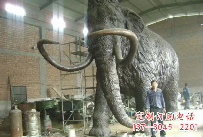 信阳公园动物长毛象铜雕