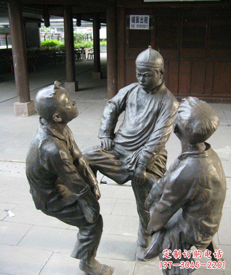 信阳铜雕男孩斗鸡小品雕塑