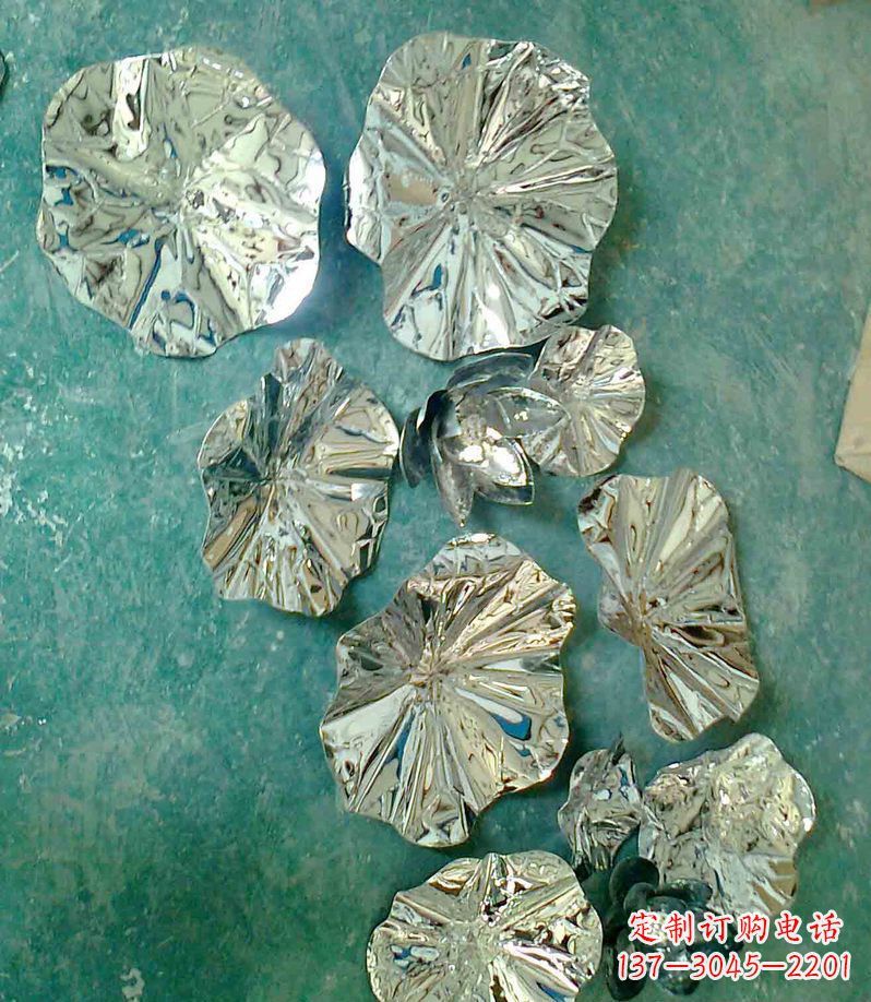 信阳精致锻铜荷叶造型雕塑