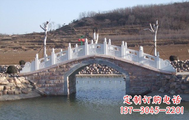 信阳独特设计的拱桥石雕