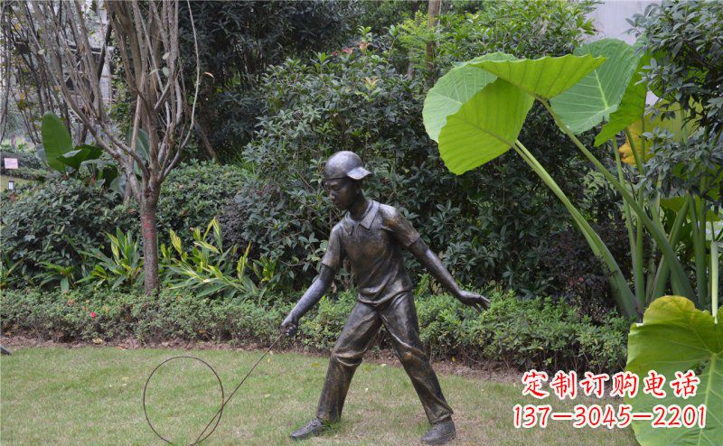 信阳铜雕“小男孩滚铁环”