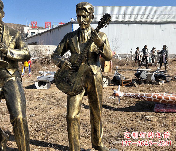 信阳玩乐无穷的吉他雕塑
