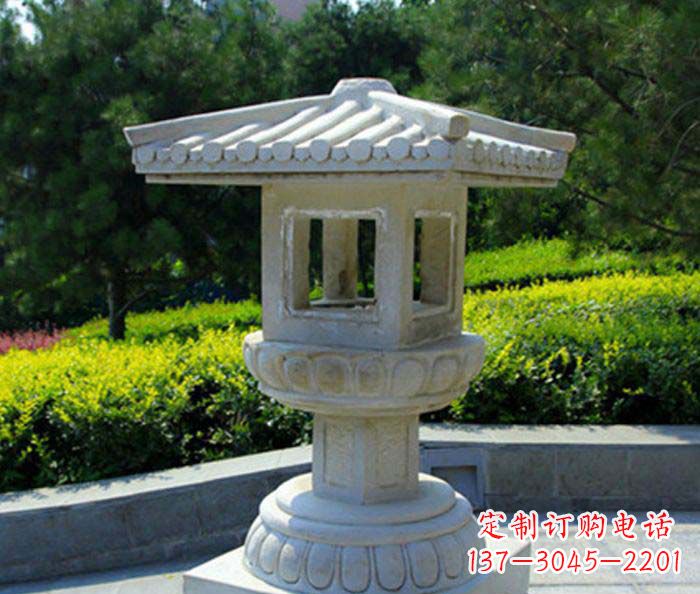 信阳山水融洽的石灯雕塑