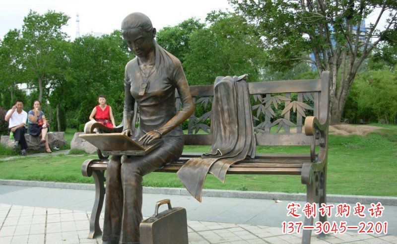 信阳公园看电脑的女孩人物铜雕