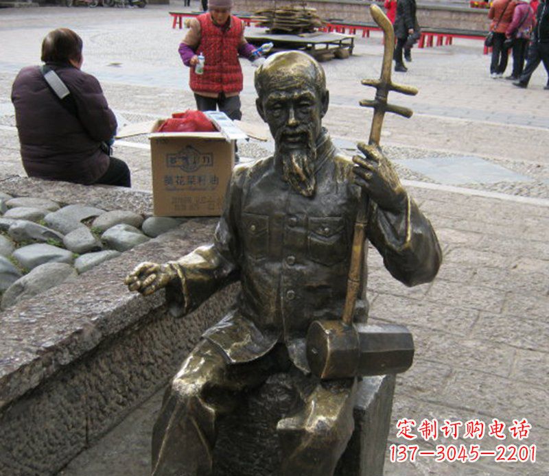 信阳精美绝伦的「老人拉二胡铜雕」