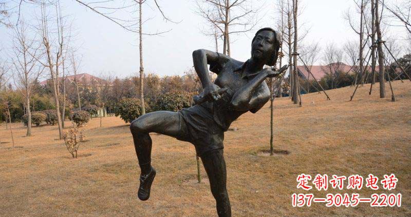 信阳优雅美丽,练武女孩铜雕