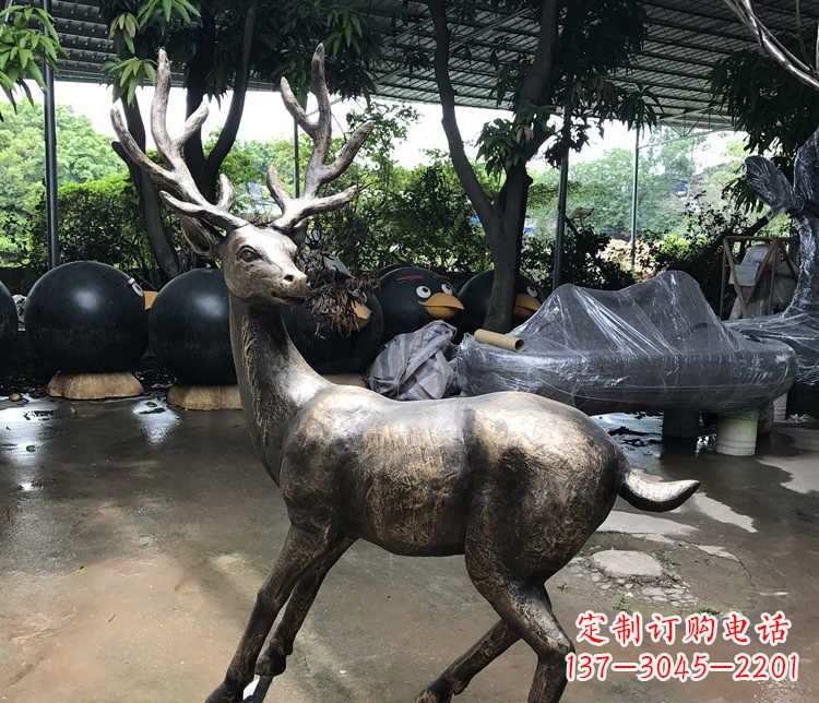 信阳静谧的梅花鹿铜雕