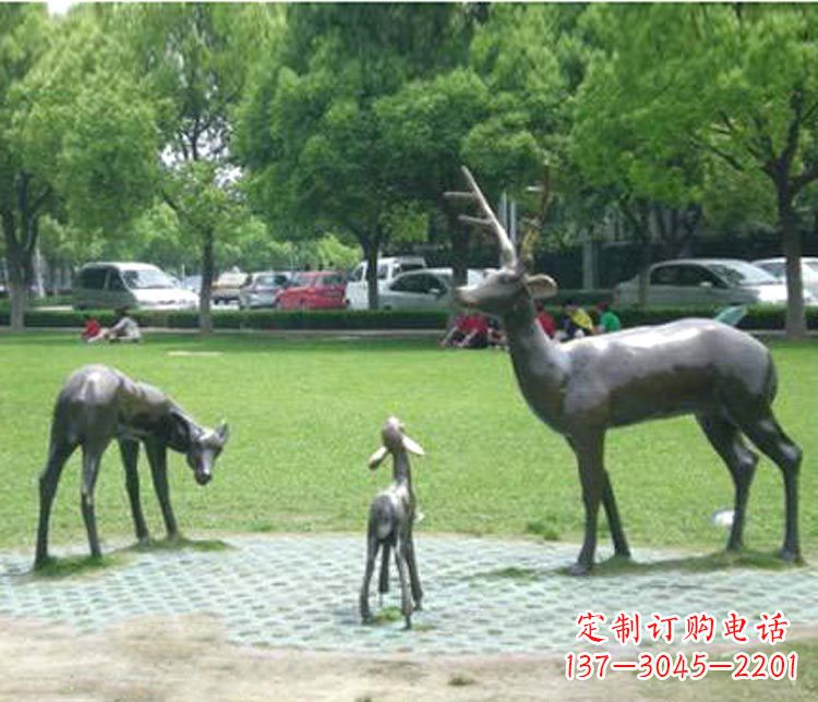 信阳梦幻般的雕塑——梅花鹿一家三口铜雕
