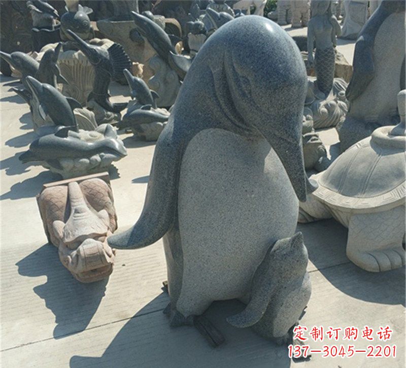信阳公园母子企鹅石雕