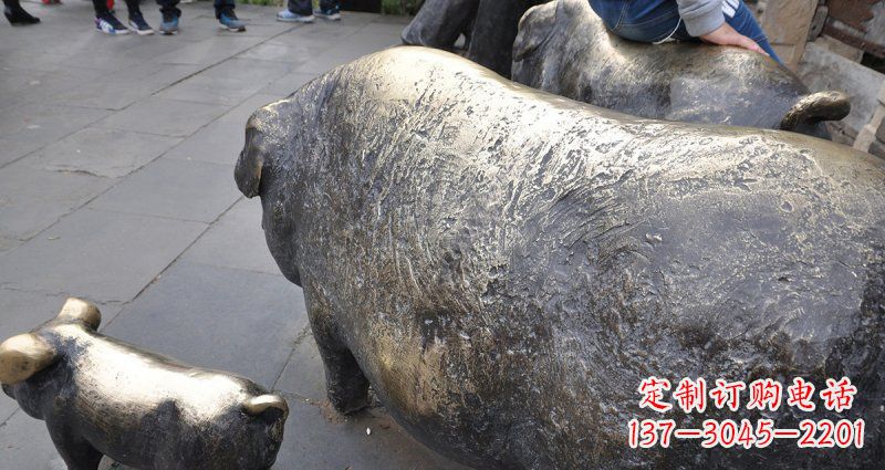 信阳公园精美母子猪铜雕
