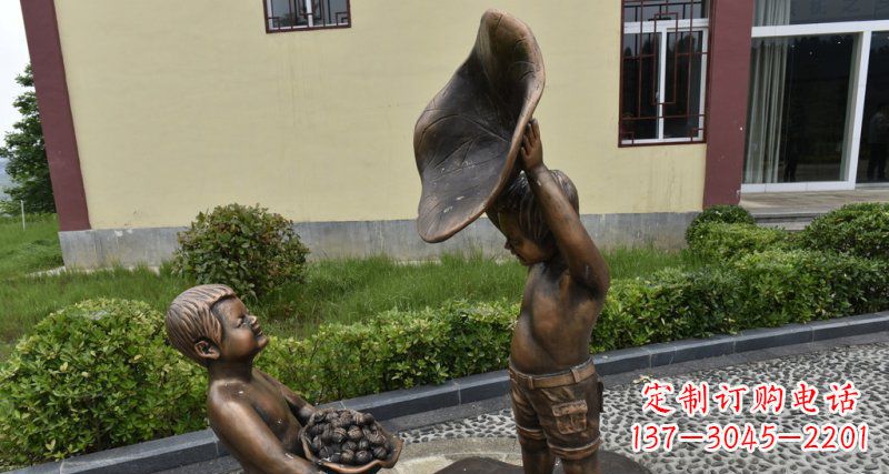 信阳精美铜雕帽子装核桃的小男孩