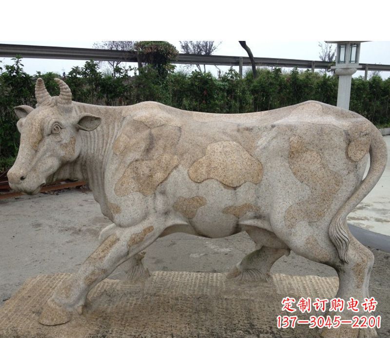 信阳中领雕塑精美绝伦的奶牛石雕