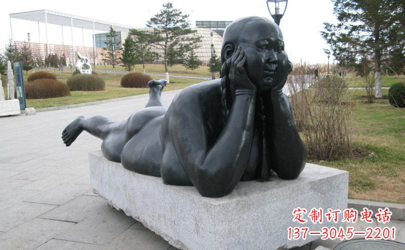 信阳趴着的胖女孩铜雕塑