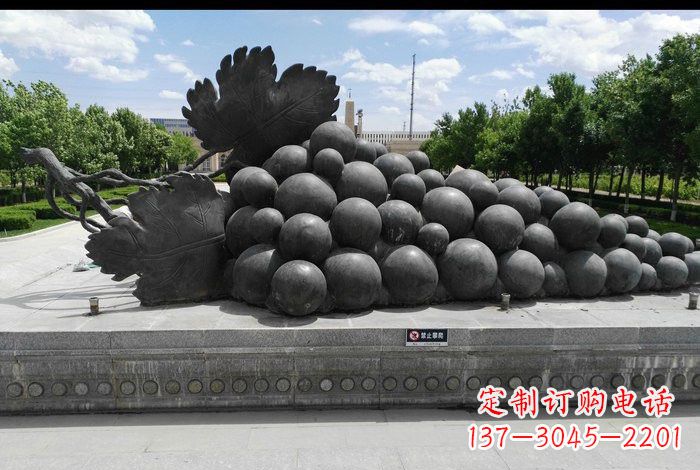 信阳公园葡萄铜雕