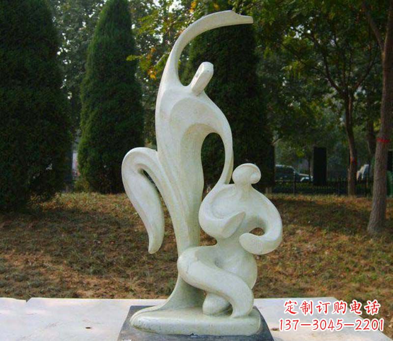 信阳恒久之爱公园情侣抽象人物雕塑
