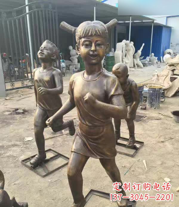 信阳铜雕童年小狗陪伴儿童奔跑的时光