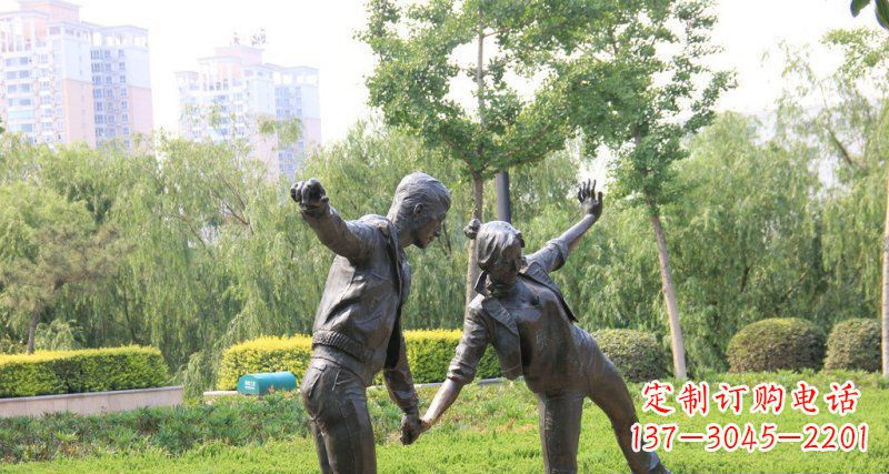 信阳爱情铸就的浪漫情侣雕塑