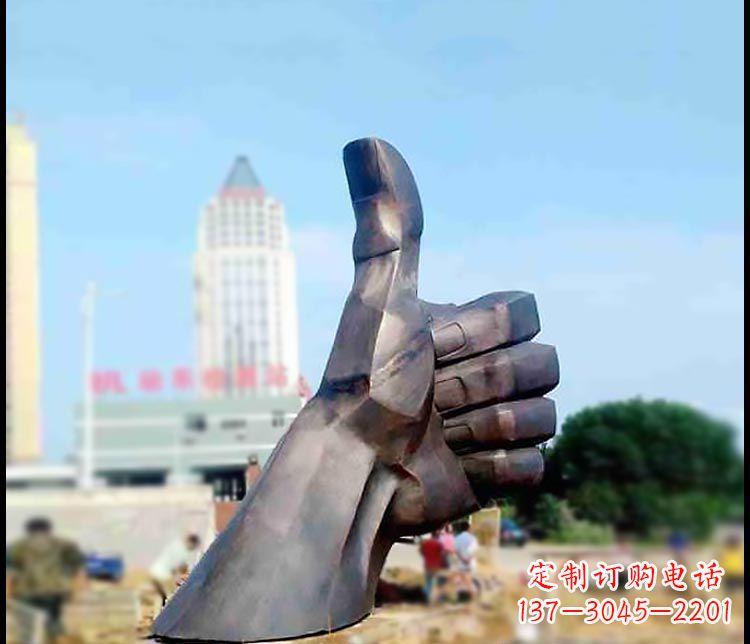 信阳公园竖大拇指铜雕