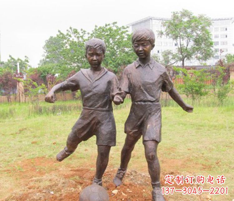 信阳童心盎然的足球铜雕